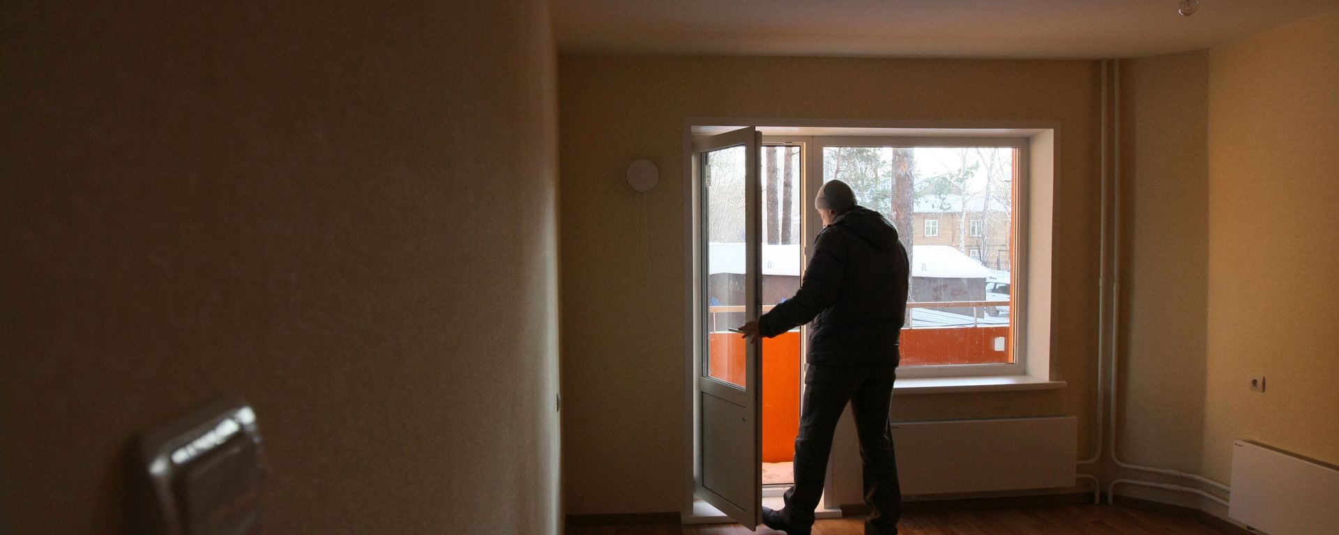Мужчина осматривает новую квартиру - Sputnik Азербайджан, 1920, 20.01.2021
