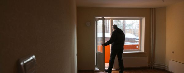 Мужчина осматривает новую квартиру Мужчина осматривает новую квартиру - Sputnik Азербайджан