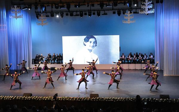 Во Дворце Гейдара Алиева на высоком уровне отметили 100-летие известной танцовщицы, народной артистки Азербайджана Амины Дильбази - Sputnik Азербайджан