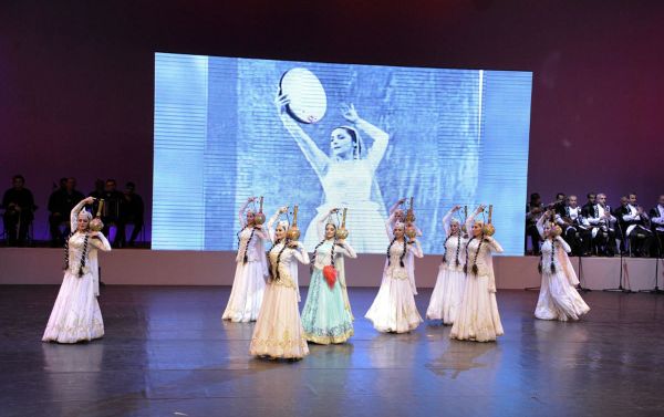 Во Дворце Гейдара Алиева на высоком уровне отметили 100-летие известной танцовщицы, народной артистки Азербайджана Амины Дильбази - Sputnik Азербайджан
