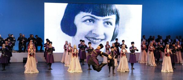 Во Дворце Гейдара Алиева на высоком уровне отметили 100-летие известной танцовщицы, народной артистки Азербайджана Амины Дильбази - Sputnik Азербайджан