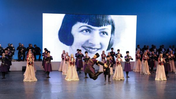 Во Дворце Гейдара Алиева на высоком уровне отметили 100-летие известной танцовщицы, народной артистки Азербайджана Амины Дильбази - Sputnik Азербайджан