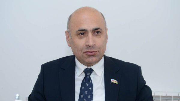 депутат Милли Меджлиса Азер Бадамов - Sputnik Азербайджан