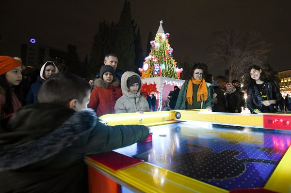 Благотворительная новогодняя ярмарка Холодные руки, горячее сердце в Баку - Sputnik Азербайджан