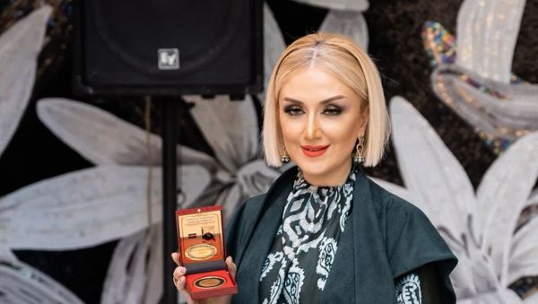 Руководителя Центра азербайджанского национального костюма и Дома моды Гюльнару Халилову наградили золотой медалью и дипломом - Sputnik Азербайджан