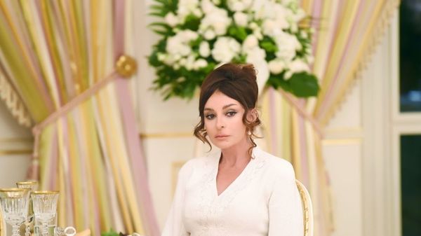 Azərbaycanın Birinci vitse-prezidenti Mehriban Əliyeva Ukrayna Prezidenti Vladimir Zelenskinin şərəfinə verilən rəsmi ziyafətdə - Sputnik Азербайджан