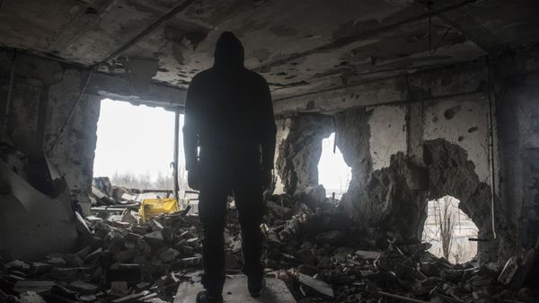 Мужчина в разрушенном доме, фото из архиа - Sputnik Азербайджан