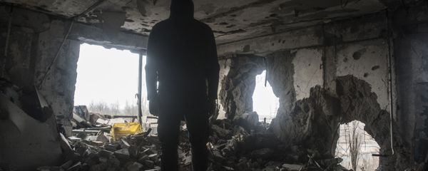 Мужчина в разрушенном доме, фото из архиа - Sputnik Азербайджан