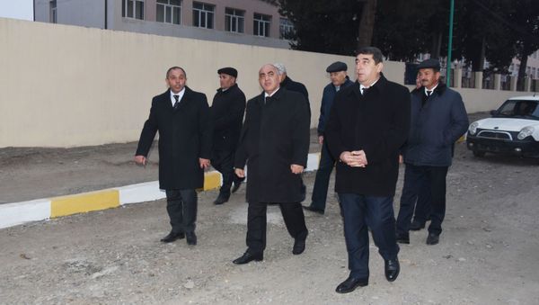 Ağstafa Rayon İcra Hakimiyyətinin başçısı Nizaməddin Quliyev ortada - Sputnik Азербайджан
