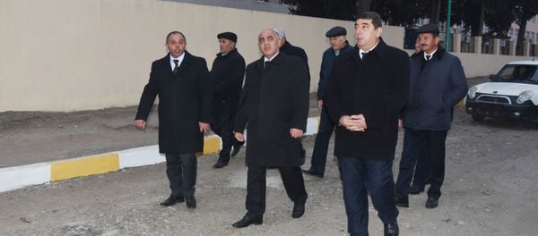 Ağstafa Rayon İcra Hakimiyyətinin başçısı Nizaməddin Quliyev ortada - Sputnik Азербайджан