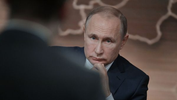 Президент РФ Владимир Путин на большой ежегодной пресс-конференции в Центре международной торговли на Красной Пресне - Sputnik Азербайджан