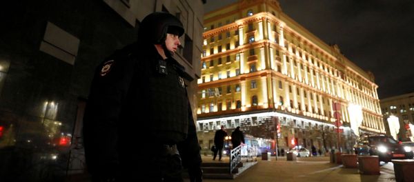 Офицер правоохранительных органов возле здания Федеральной службы безопасности - Sputnik Азербайджан