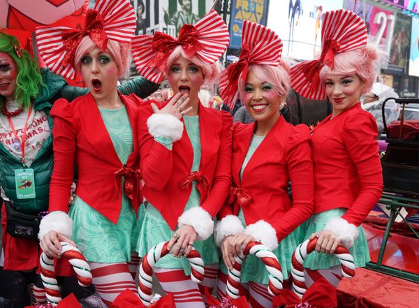 Участники SantaCon Bar Crawl в Нью-Йорке - Sputnik Азербайджан