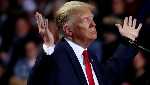 Президент США Дональд Трамп во время предвыборной кампании в Баттл-Крике, штат Мичиган, США - Sputnik Азербайджан