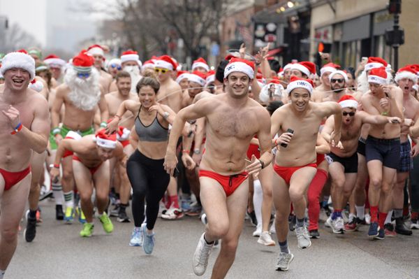 Участники благотворительного забега Santa Speedo Run - Sputnik Азербайджан