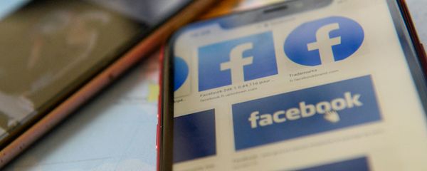 Иконка приложения Facebook на экране смартфона - Sputnik Азербайджан