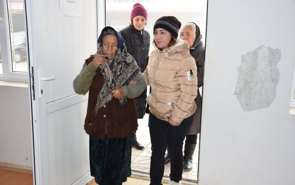 На избирательный участок пришла 116-летняя жительница Агстафы Захра Баннаева - Sputnik Азербайджан