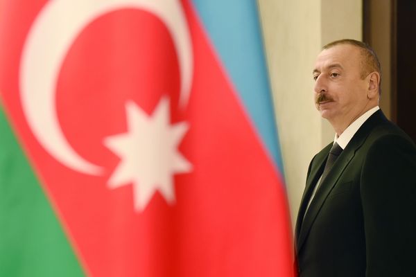 Президент Ильхам Алиев и Первая леди Мехрибан Алиева проголосовали на муниципальных выборах в Азербайджане - Sputnik Азербайджан