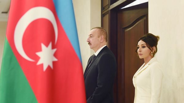 Президент Ильхам Алиев и Первая леди Мехрибан Алиева проголосовали на муниципальных выборах в Азербайджане - Sputnik Азербайджан