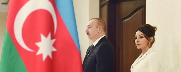 Президент Ильхам Алиев и Первая леди Мехрибан Алиева проголосовали на муниципальных выборах в Азербайджане - Sputnik Азербайджан