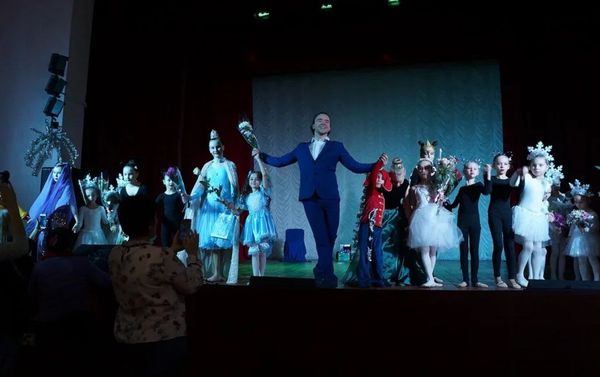 В Доме культуры Москвы Родник с успехом прошла премьера спектакля по мотивам сказки Эрнста Гофмана Щелкунчик - Sputnik Азербайджан