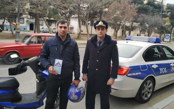 Дорожная полиция провела просветительское мероприятие, в ходе которого провело беседы с водителями мопедов и велолюбителями - Sputnik Азербайджан