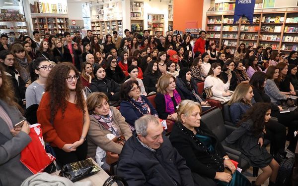 Писатель Эльчин Сафарли презентовал в Баку свою книгу «Когда я вернусь, будь дома» на азербайджанском языке Писатель Эльчин Сафарли презентовал в Баку свою книгу «Когда я вернусь, будь дома» на азербайджанском языке - Sputnik Азербайджан