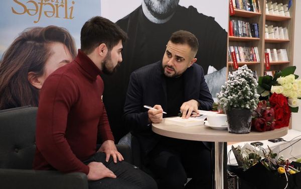 Писатель Эльчин Сафарли презентовал в Баку свою книгу «Когда я вернусь, будь дома» на азербайджанском языке Писатель Эльчин Сафарли презентовал в Баку свою книгу «Когда я вернусь, будь дома» на азербайджанском языке - Sputnik Азербайджан