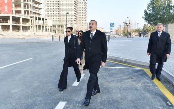 Президент Ильхам Алиев и Первая леди Мехрибан Алиева приняли участие в открытии центральной бульварной улицы в Баку Белом Городе - Sputnik Азербайджан