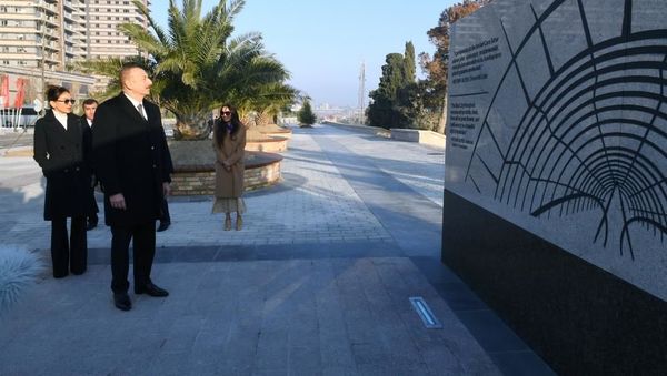 Президент Ильхам Алиев и Первая леди Мехрибан Алиева приняли участие в открытии центральной бульварной улицы в Баку Белом Городе - Sputnik Азербайджан