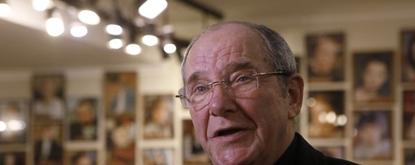 Актер Эммануил Виторган перед началом церемонии вручения Российской национальной актерской премии имени Андрея Миронова Фигаро в Санкт-Петербурге - Sputnik Азербайджан