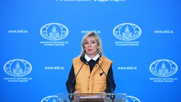Официальный представитель Министерства иностранных дел России Мария Захарова во время брифинга в Москве - Sputnik Азербайджан