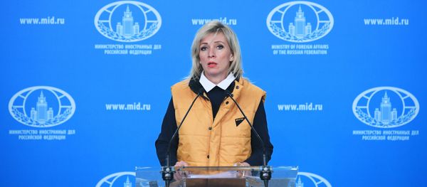 Официальный представитель Министерства иностранных дел России Мария Захарова во время брифинга в Москве - Sputnik Азербайджан