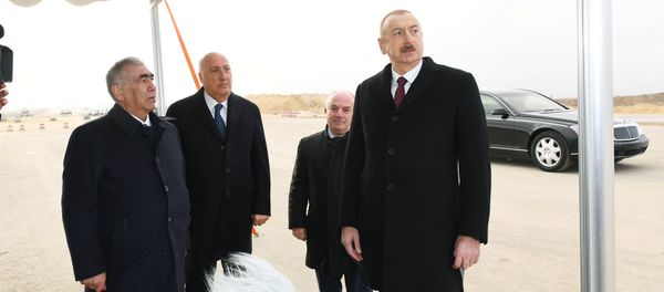 Президент Ильхам Алиев ознакомился со строительством новой автодороги Баку-Губа-госграница России - Sputnik Азербайджан
