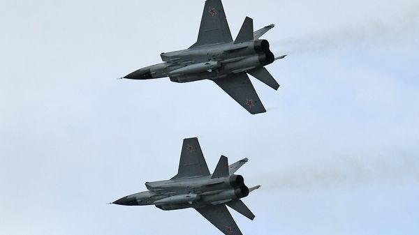 Истребители МиГ-31 с гиперзвуковыми авиационными комплексами Х-47М Кинжал  - Sputnik Азербайджан