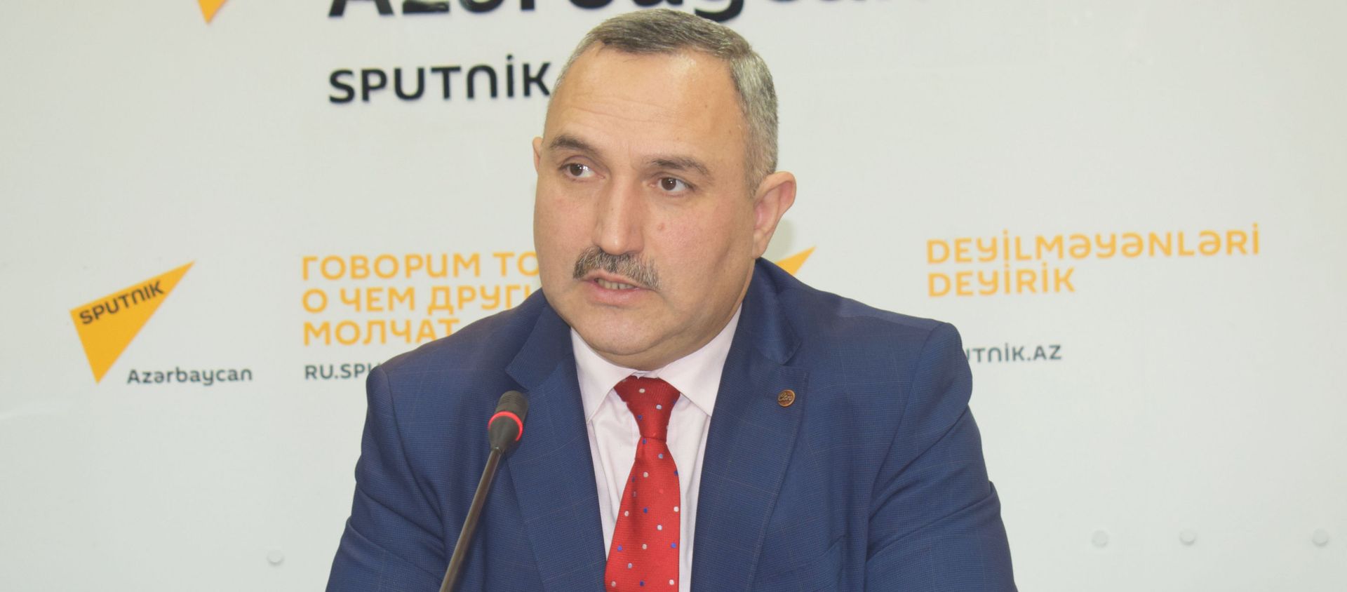 Председатель общественного совета при миграционной службе Азер Аллахверанов - Sputnik Азербайджан, 1920, 23.03.2021