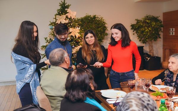 Мир не без добрых людей: для постояльцев Дома престарелых в Баку устроили праздник - Sputnik Азербайджан
