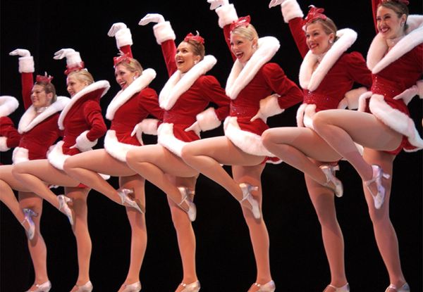 Нью-йоркский женский танцевальный коллектив The Rockettes во время выступления в Бостоне  - Sputnik Азербайджан