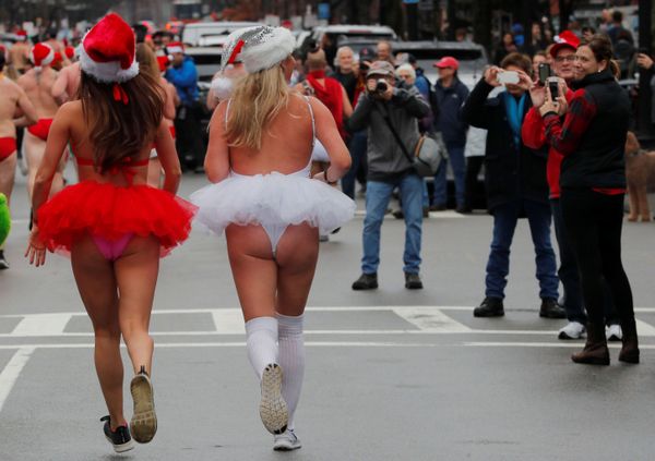 Участники забега Santa Speedo Run в Бостоне  - Sputnik Азербайджан