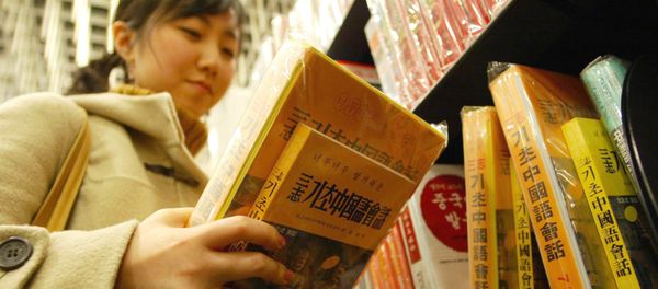 Студентка держит книги на китайском языке, архивное фото Студентка держит книги на китайском языке, архивное фото - Sputnik Азербайджан