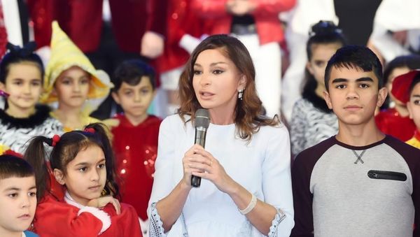 Первый вице-президент Мехрибан Алиева на праздничном веселье, организованном для детей Фондом Гейдара Алиева - Sputnik Азербайджан