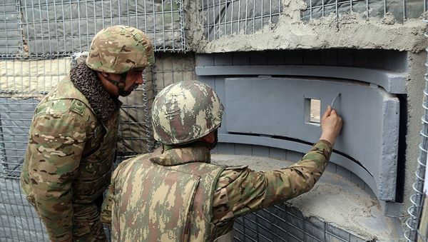 Müdafiə naziri Dünya Azərbaycanlılarının Həmrəyliyi Gününü cəbhədə xidmət edən hərbi qulluqçularla qeyd edib - Sputnik Азербайджан