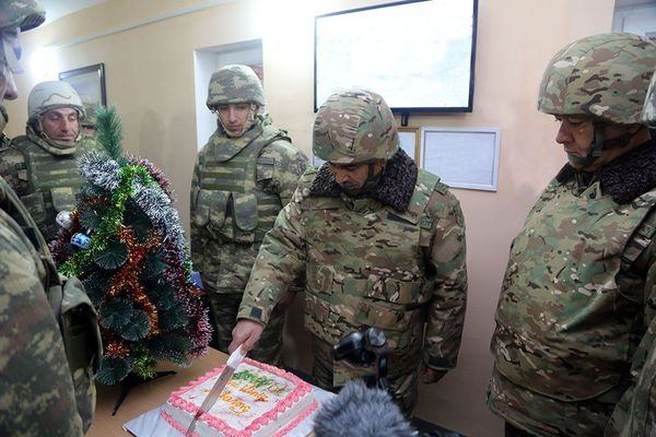 Министр обороны отметил День солидарности азербайджанцев мира на передовой - видео - Sputnik Азербайджан