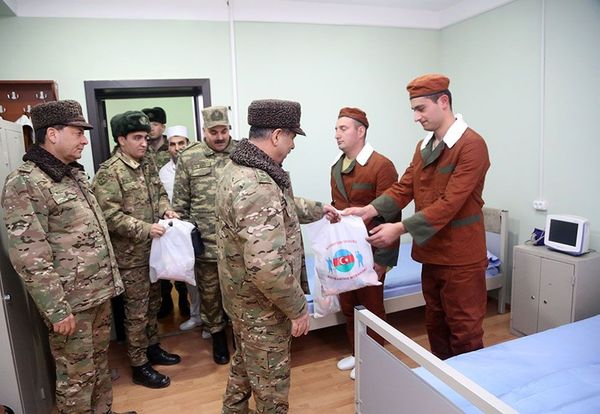 Министр обороны отметил День солидарности азербайджанцев мира на передовой - видео - Sputnik Азербайджан