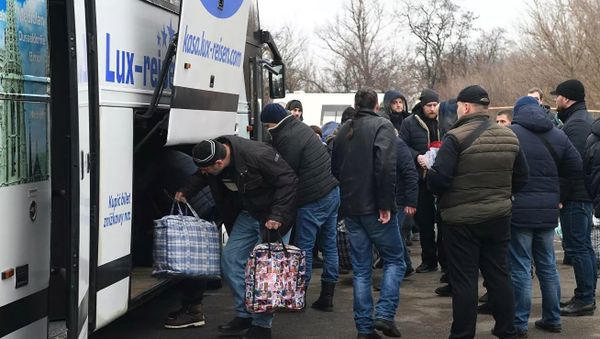 Пленные, возвращенные украинской стороной на КПП на окраине города Горловка в Донецкой области - Sputnik Азербайджан