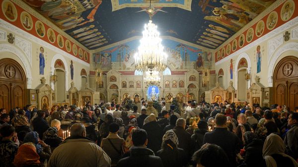 Рождественское богослужение в бакинском Кафедральном соборе святых Жен Мироносиц. 7 января 2020 года - Sputnik Азербайджан