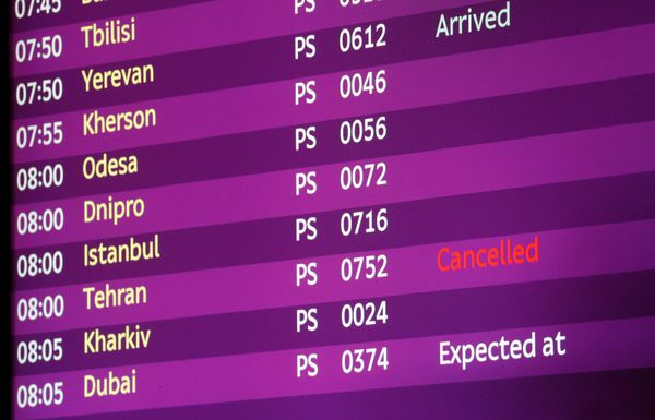 Электронное табло в аэропорту Борисполя, на котором рейс из Тегерана помечен как отмененный - Sputnik Азербайджан