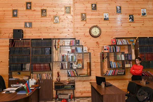 В чайхану за знаниями: идея двух друзей из Гянджи помогает молодежи встать на ноги - Sputnik Азербайджан
