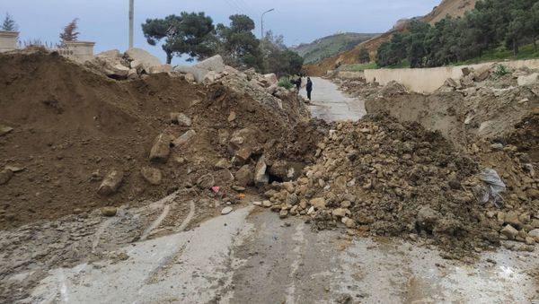 Оползень на Бадамдарском шоссе в Сабаильском районе Баку - Sputnik Азербайджан