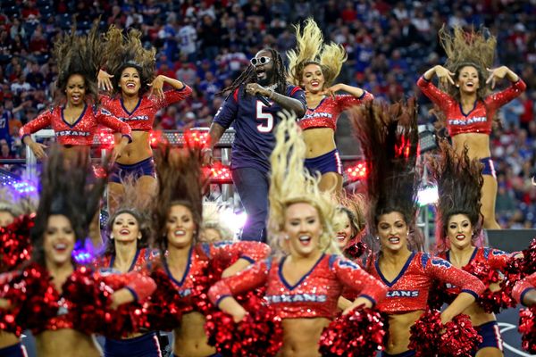 Выступление певца T-Pain в перерыве AFC Wild Card NFL Playoff на стадионе NRG в Техасе - Sputnik Азербайджан